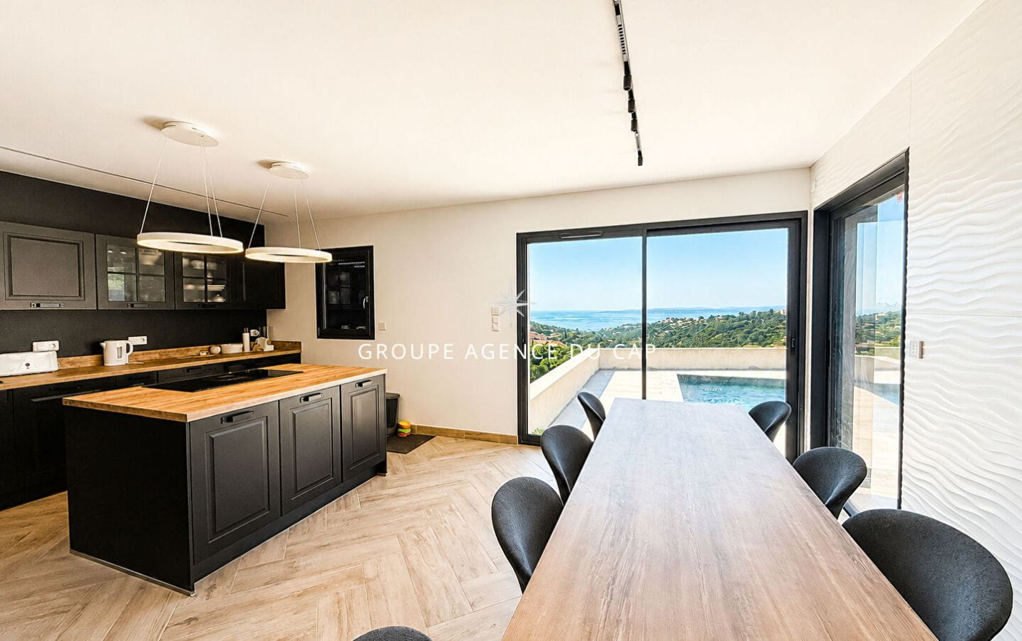 A VENDRE VILLA CONTEMPORAINE VUE MER 5 CHAMBRES PISCINE GRAND GARAGE AUX ISSAMBRES Image 3