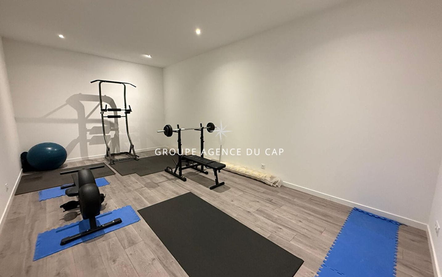 A VENDRE VILLA CONTEMPORAINE VUE MER 5 CHAMBRES PISCINE GRAND GARAGE AUX ISSAMBRES Image 9