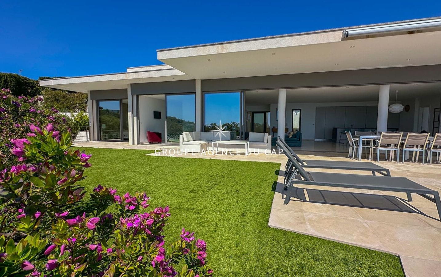 FOR SALE: CONTEMPORARY VILLA WITH SEA VIEW, 3 EN-SUITE BEDROOMS, INDEPENDENT APARTMENT Image 1
