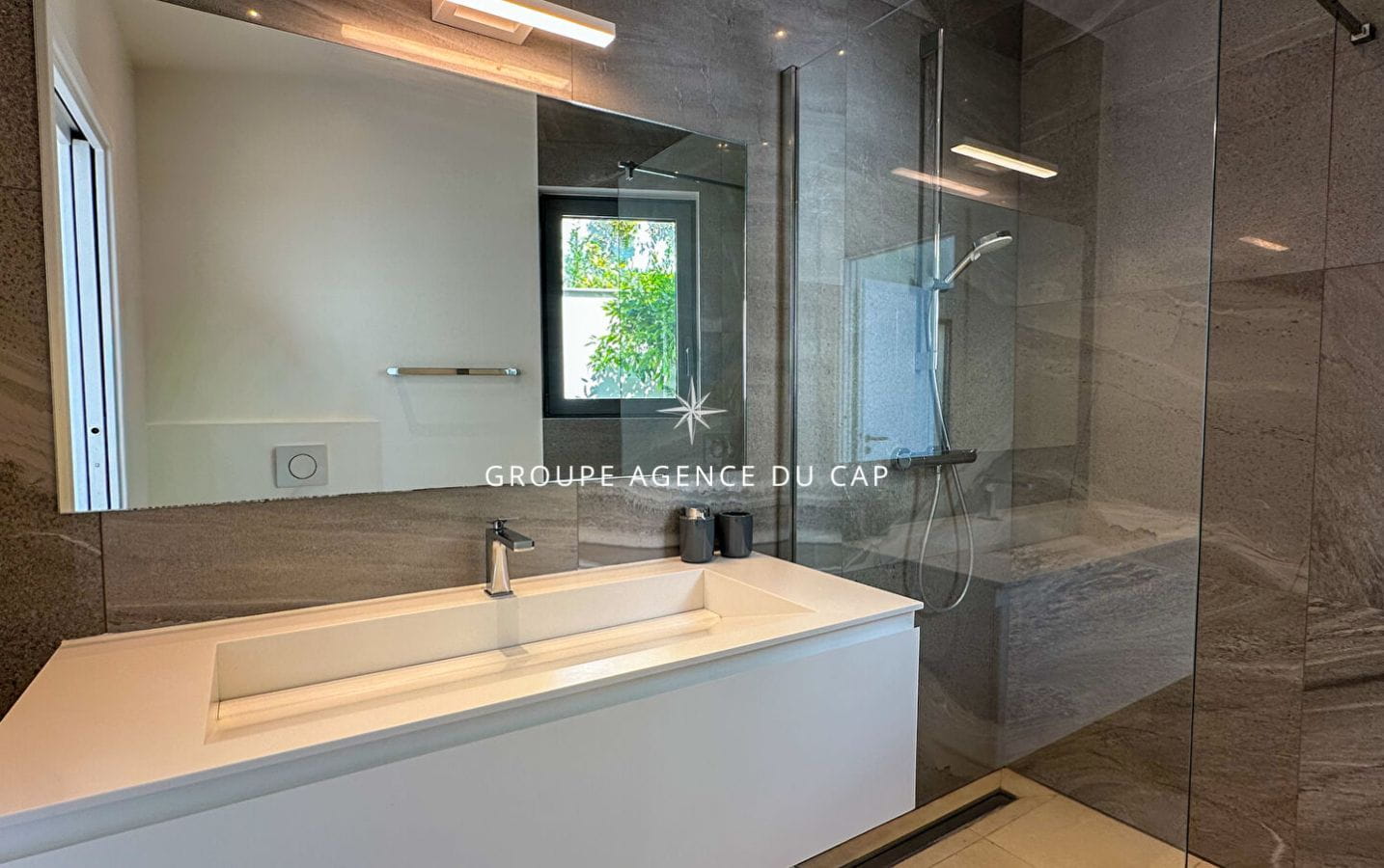 FOR SALE: CONTEMPORARY VILLA WITH SEA VIEW, 3 EN-SUITE BEDROOMS, INDEPENDENT APARTMENT Image 6