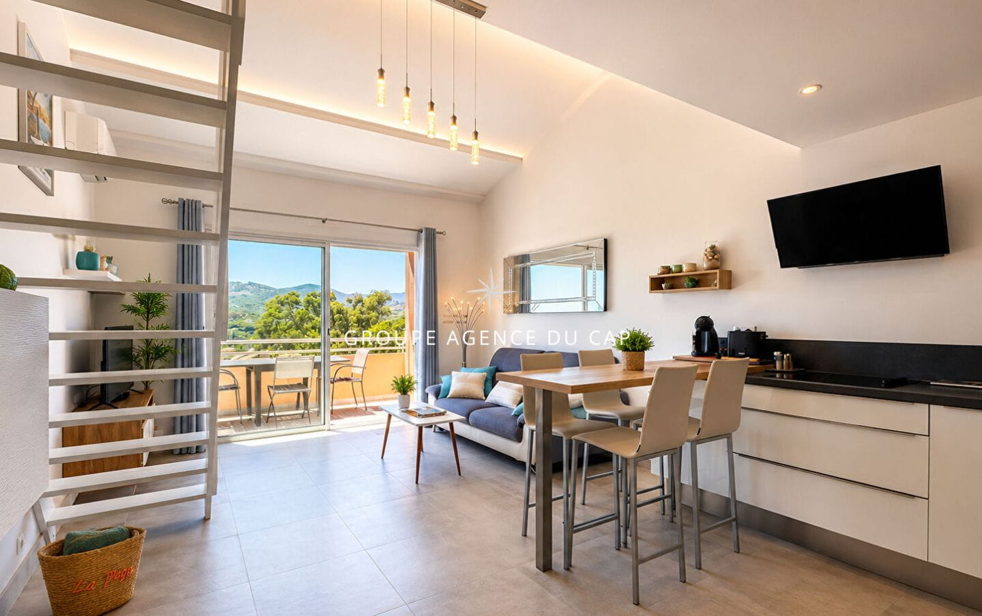 DUPLEX VUE MER AVEC GARAGE ET PLACE DE PARKING DANS RESIDENCE SECURISEE AVEC PISCINE AUX ISSAMBRES Image 2