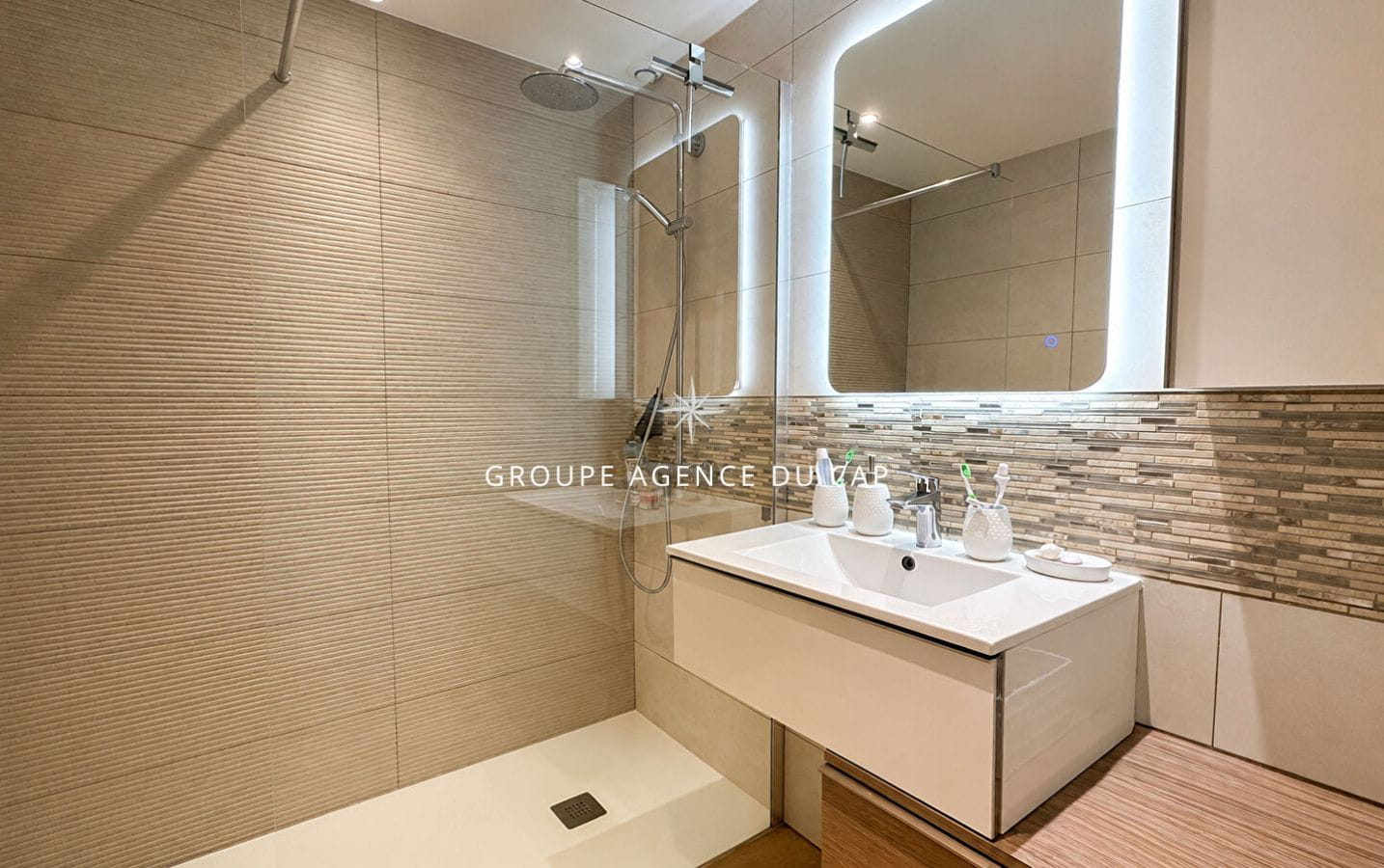DUPLEX VUE MER AVEC GARAGE ET PLACE DE PARKING DANS RESIDENCE SECURISEE AVEC PISCINE AUX ISSAMBRES Image 8