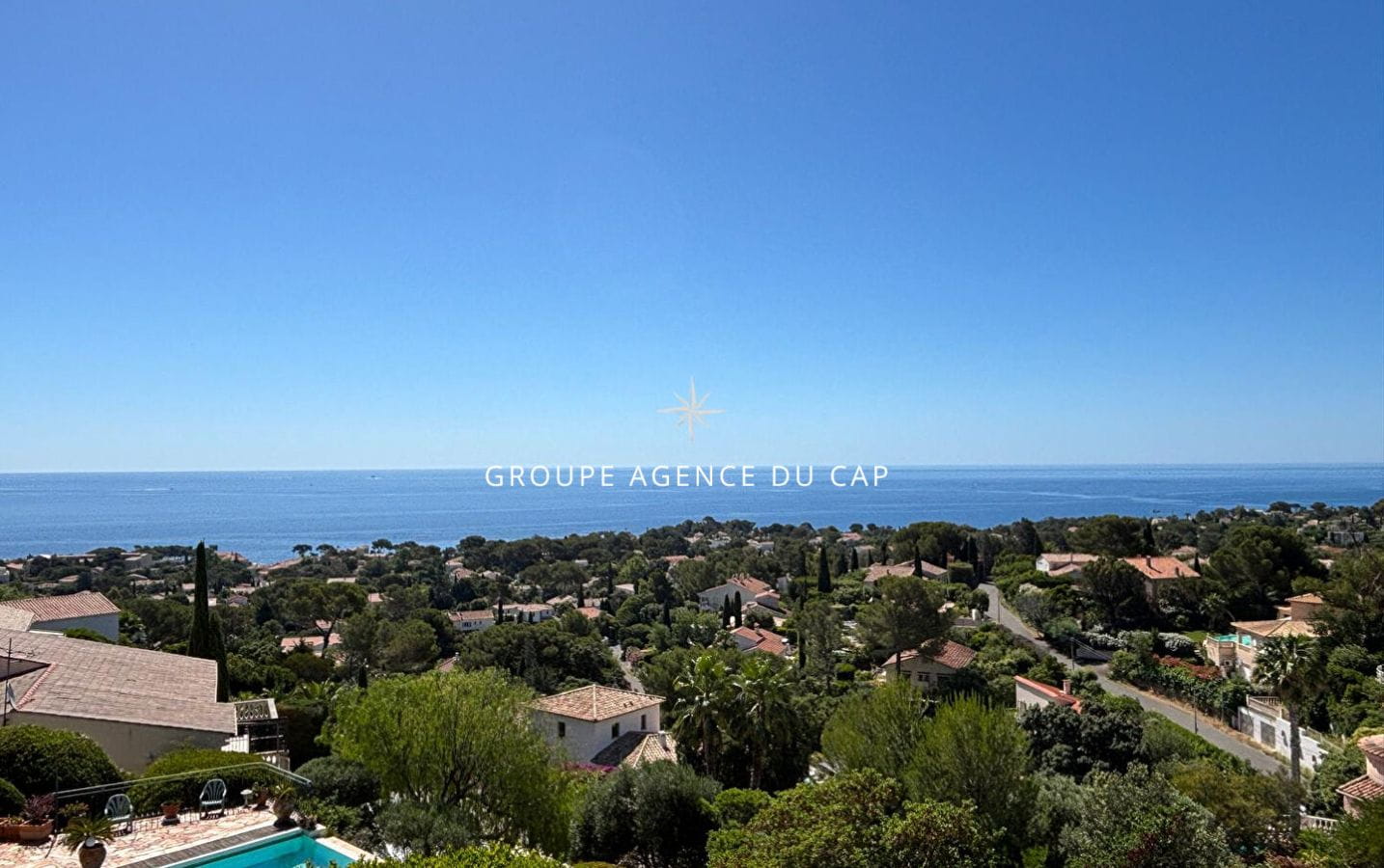 Villa Provençale à Vendre avec Vue Mer à Saint Aygulf – 5 Pièces, Piscine et Garage Image 1