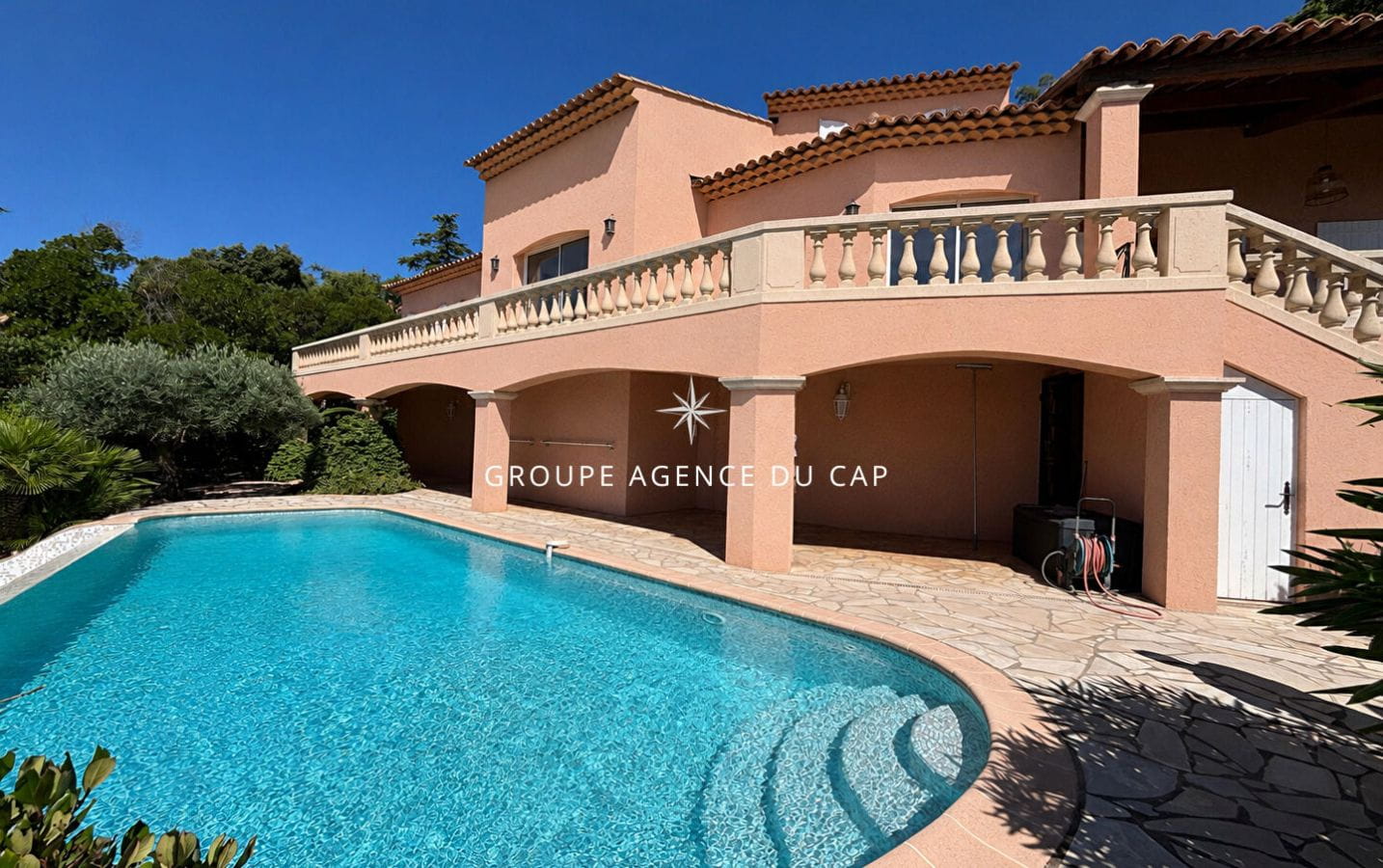 Villa Provençale à Vendre avec Vue Mer à Saint Aygulf – 5 Pièces, Piscine et Garage Image 0