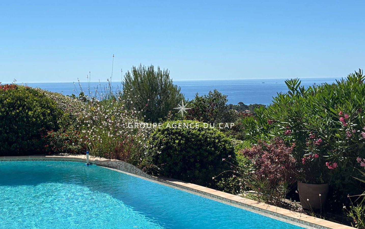 Villa Provençale à Vendre avec Vue Mer à Saint Aygulf – 5 Pièces, Piscine et Garage Image 2
