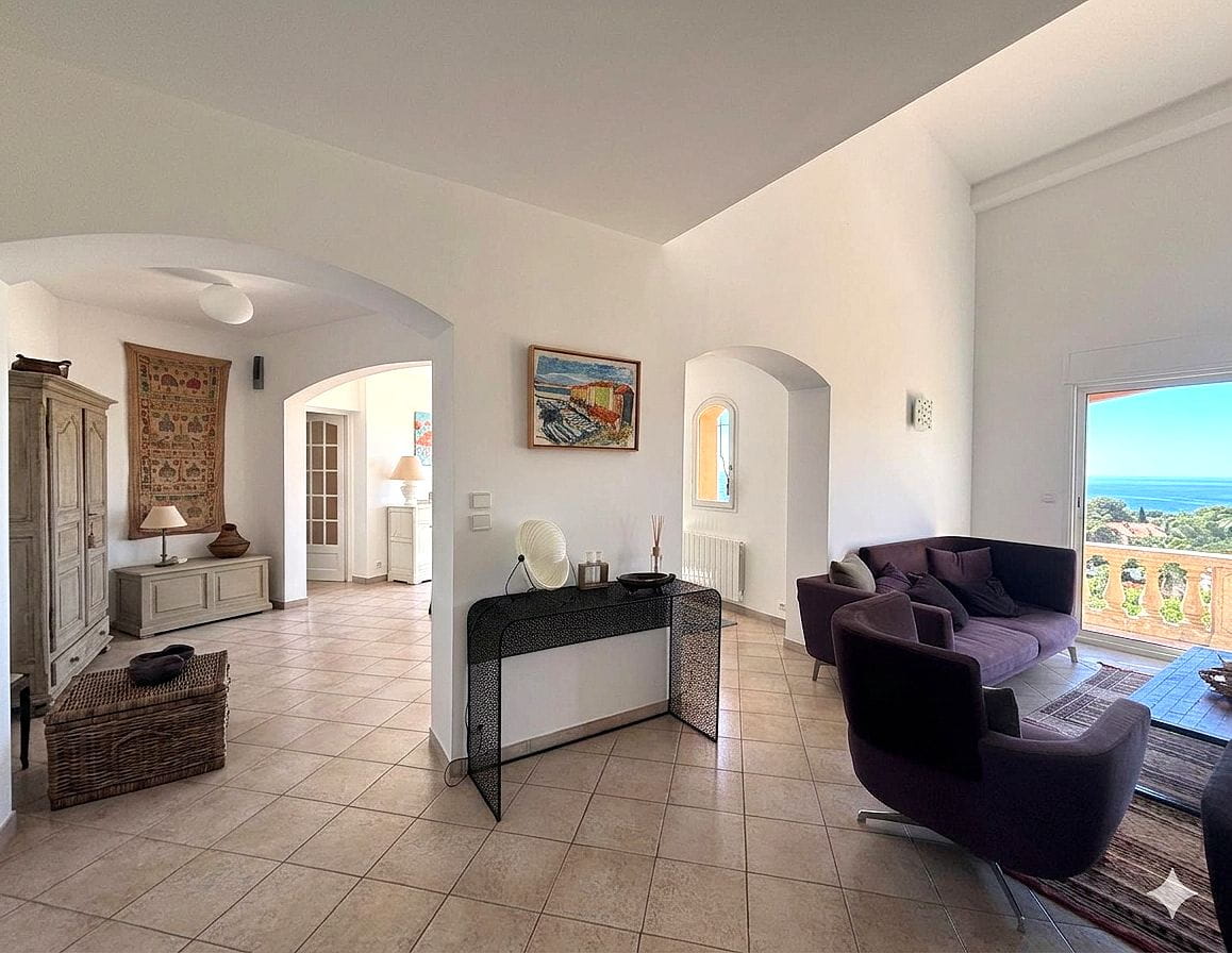 Villa Provençale à Vendre avec Vue Mer à Saint Aygulf – 5 Pièces, Piscine et Garage Image 3