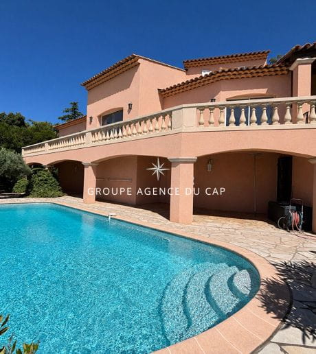 Villa Provençale à Vendre avec Vue Mer à Saint Aygulf – 5 Pièces, Piscine et Garage