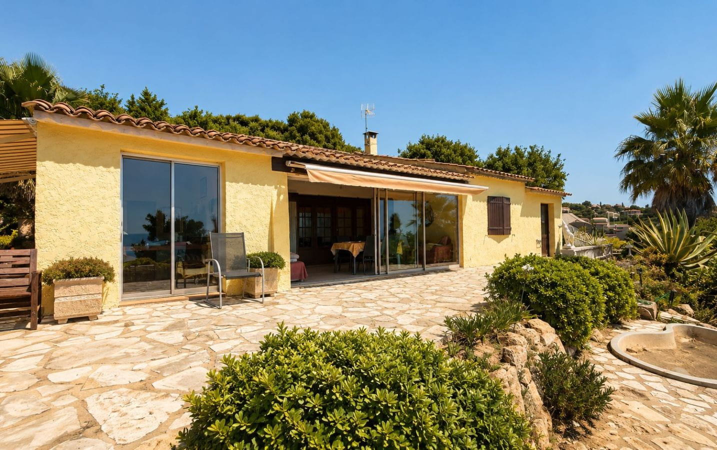 LES ISSAMBRES VILLA DE PLAIN PIED AVEC VUE MER PANORAMIQUE – EXPO SUD – PISCINE – GARAGE  TERRAIN PLAT Image 2