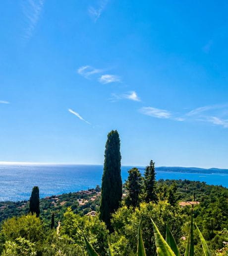 LES ISSAMBRES – SINGLE-STOREY VILLA WITH PANORAMIC SEA VIEW – SOUTH-FACING – SWIMMING POOL – GARAGE – FLAT PLOT