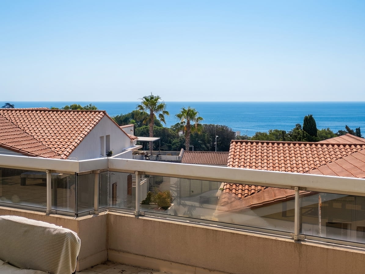 A VENDRE – APPARTEMENT DANS RESIDENCE SECURISEE AVEC PISCINE – 3 PIECES 2 CHAMBRES – TERRASSE SUR LE TOIT ET VERANDA  – CAVE PARKING ET POSSIBILITE GARAGE – 600M DU CENTRE VILLE DE SAINT AYGULF Image 1