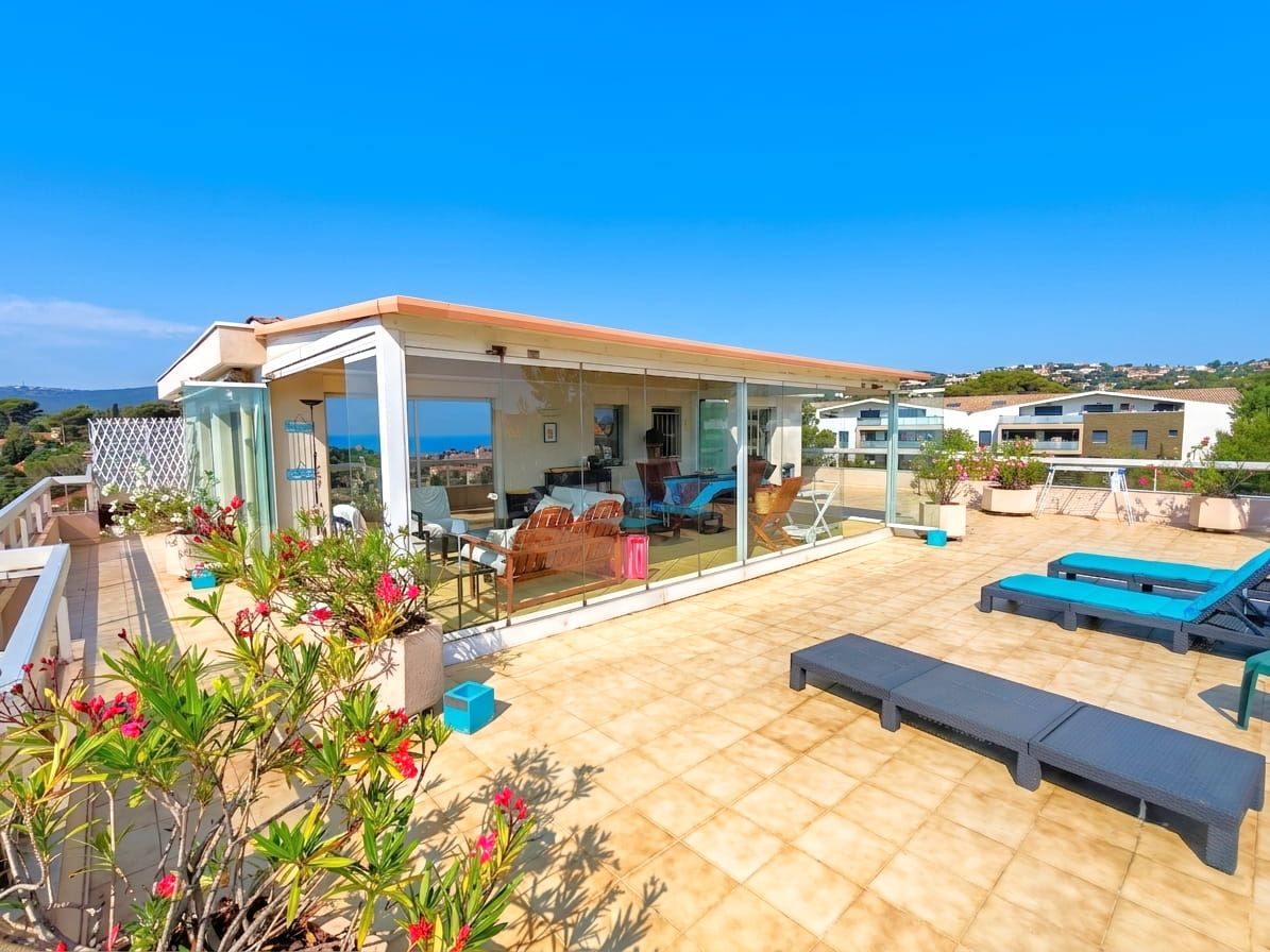 A VENDRE – APPARTEMENT DANS RESIDENCE SECURISEE AVEC PISCINE – 3 PIECES 2 CHAMBRES – TERRASSE SUR LE TOIT ET VERANDA  – CAVE PARKING ET POSSIBILITE GARAGE – 600M DU CENTRE VILLE DE SAINT AYGULF Image 0