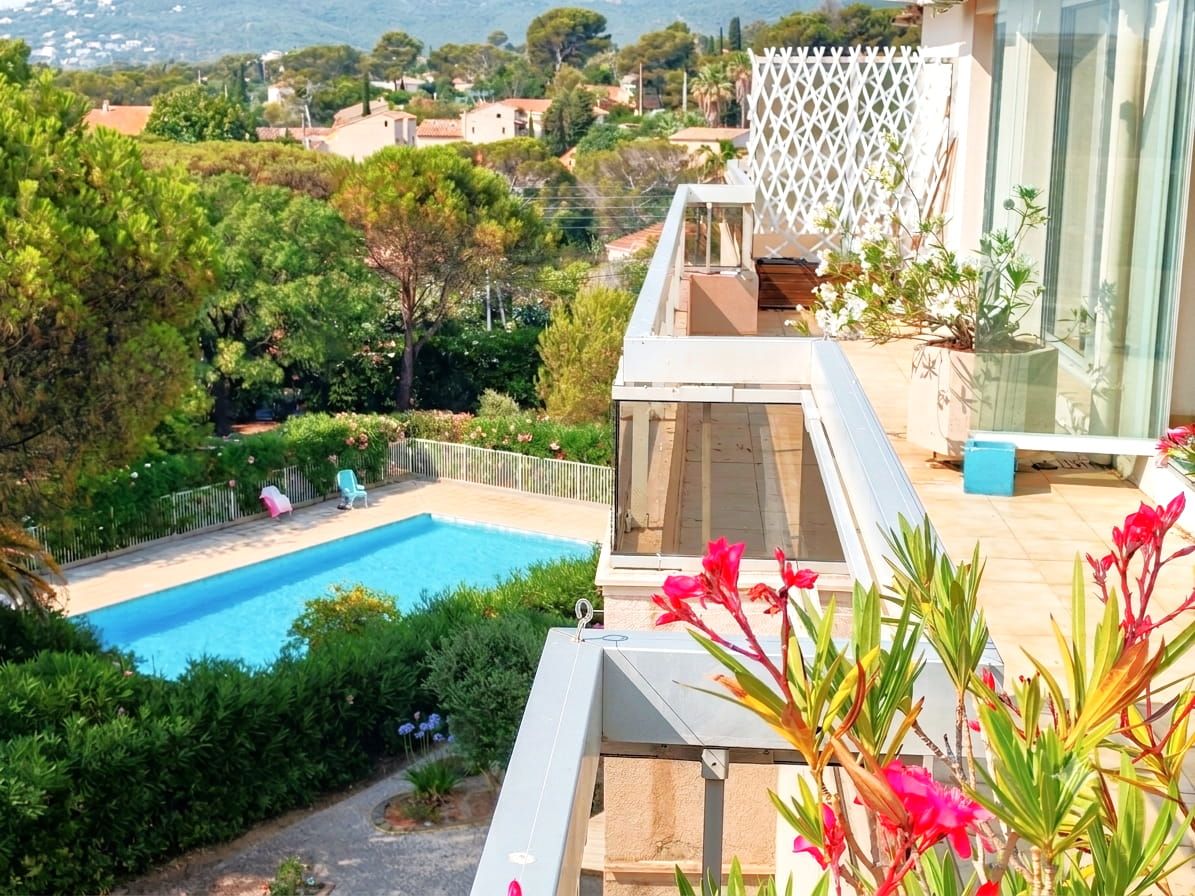 A VENDRE – APPARTEMENT DANS RESIDENCE SECURISEE AVEC PISCINE – 3 PIECES 2 CHAMBRES – TERRASSE SUR LE TOIT ET VERANDA  – CAVE PARKING ET POSSIBILITE GARAGE – 600M DU CENTRE VILLE DE SAINT AYGULF Image 2