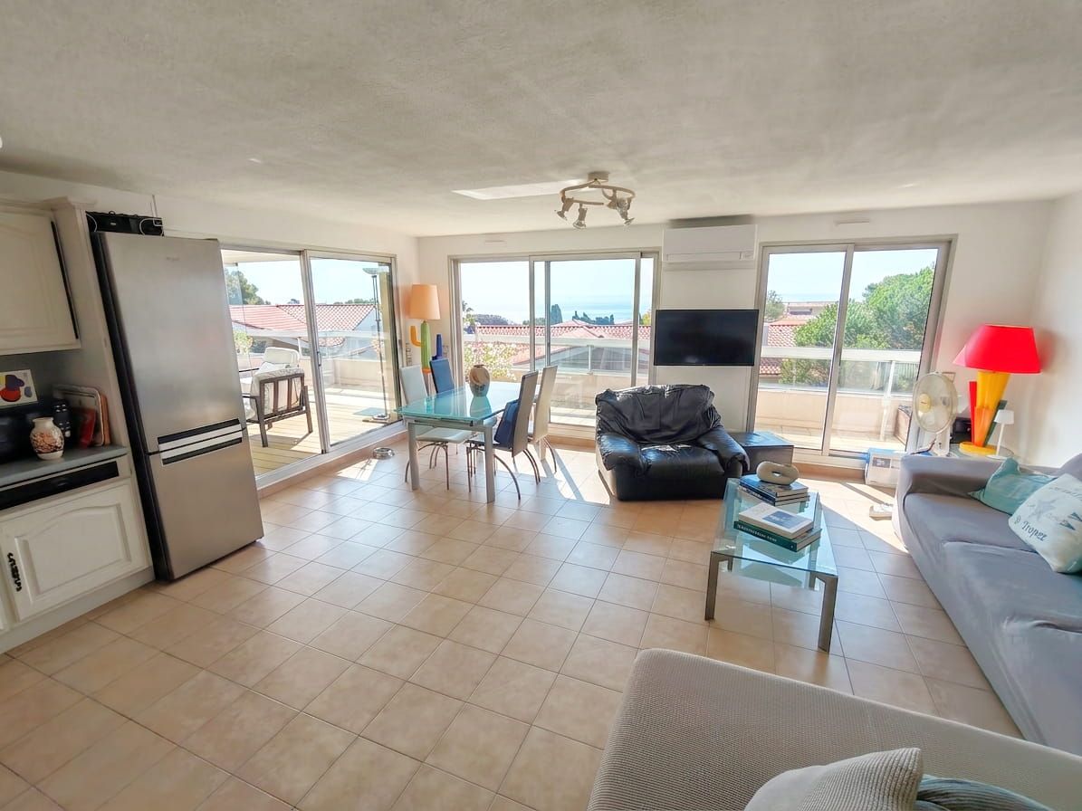 A VENDRE – APPARTEMENT DANS RESIDENCE SECURISEE AVEC PISCINE – 3 PIECES 2 CHAMBRES – TERRASSE SUR LE TOIT ET VERANDA  – CAVE PARKING ET POSSIBILITE GARAGE – 600M DU CENTRE VILLE DE SAINT AYGULF Image 3