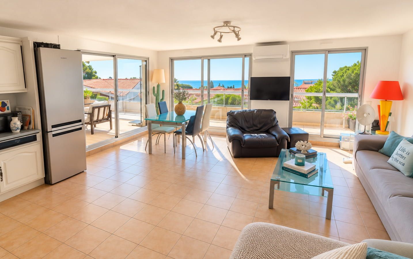 FOR SALE: APARTMENT IN A SECURE RESIDENCE WITH POOL – 3 ROOMS, 2 BEDROOMS – ROOFTOP TERRACE AND VERANDA – CELLAR, PARKING, AND GARAGE AVAILABLE – 600M FROM THE TOWN CENTRE OF SAINT AYGULF Image 3