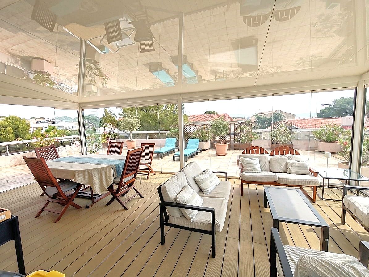 A VENDRE – APPARTEMENT DANS RESIDENCE SECURISEE AVEC PISCINE – 3 PIECES 2 CHAMBRES – TERRASSE SUR LE TOIT ET VERANDA  – CAVE PARKING ET POSSIBILITE GARAGE – 600M DU CENTRE VILLE DE SAINT AYGULF Image 4