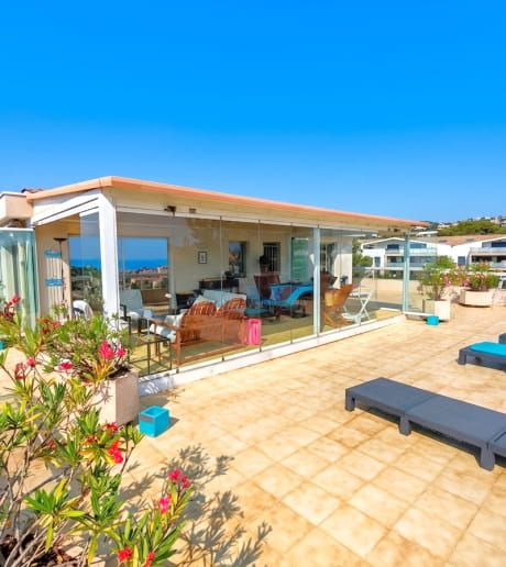 A VENDRE – APPARTEMENT DANS RESIDENCE SECURISEE AVEC PISCINE – 3 PIECES 2 CHAMBRES – TERRASSE SUR LE TOIT ET VERANDA  – CAVE PARKING ET POSSIBILITE GARAGE – 600M DU CENTRE VILLE DE SAINT AYGULF