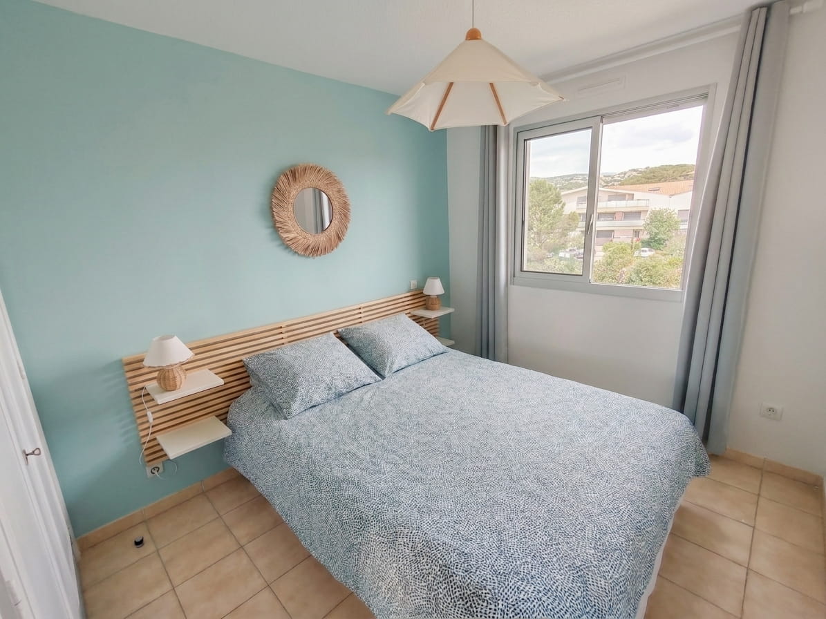 A VENDRE – APPARTEMENT DANS RESIDENCE SECURISEE AVEC PISCINE – 3 PIECES 2 CHAMBRES – TERRASSE SUR LE TOIT ET VERANDA  – CAVE PARKING ET POSSIBILITE GARAGE – 600M DU CENTRE VILLE DE SAINT AYGULF Image 5