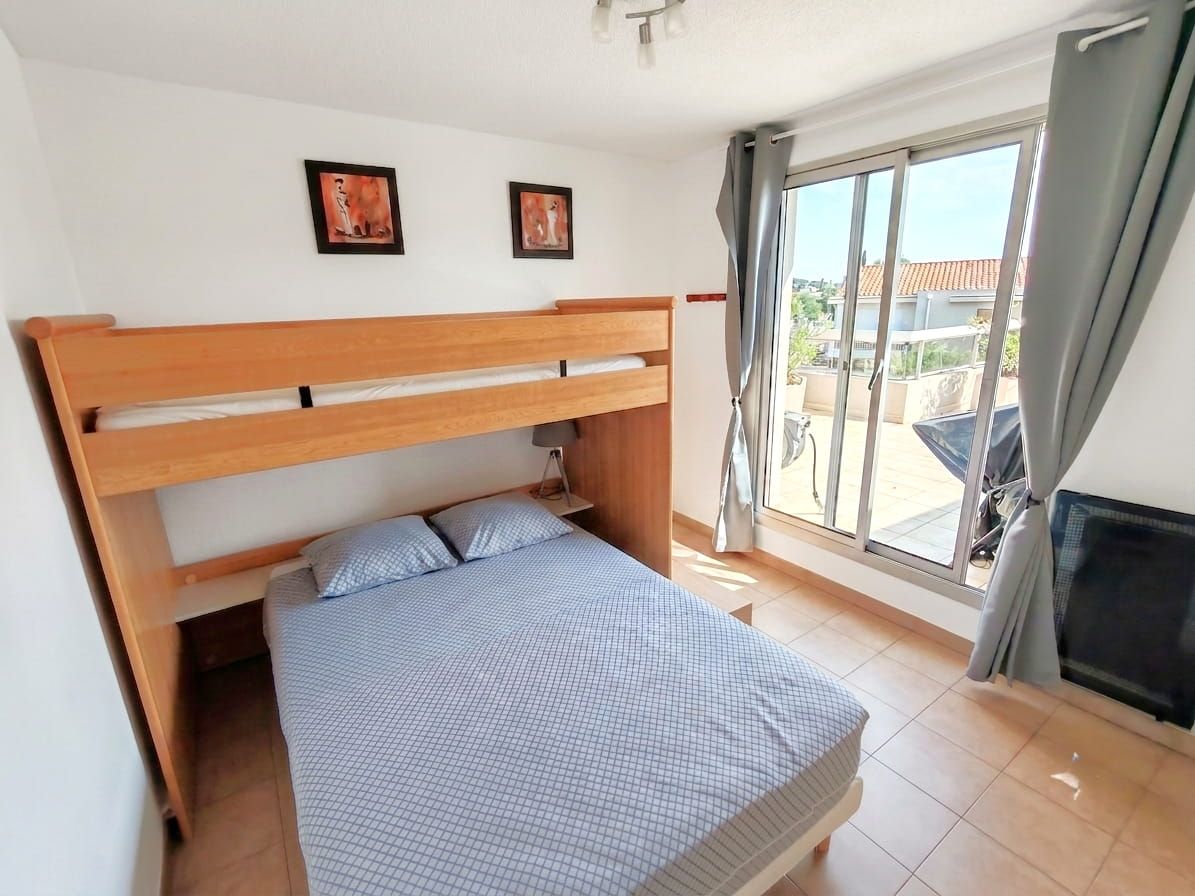 A VENDRE – APPARTEMENT DANS RESIDENCE SECURISEE AVEC PISCINE – 3 PIECES 2 CHAMBRES – TERRASSE SUR LE TOIT ET VERANDA  – CAVE PARKING ET POSSIBILITE GARAGE – 600M DU CENTRE VILLE DE SAINT AYGULF Image 6