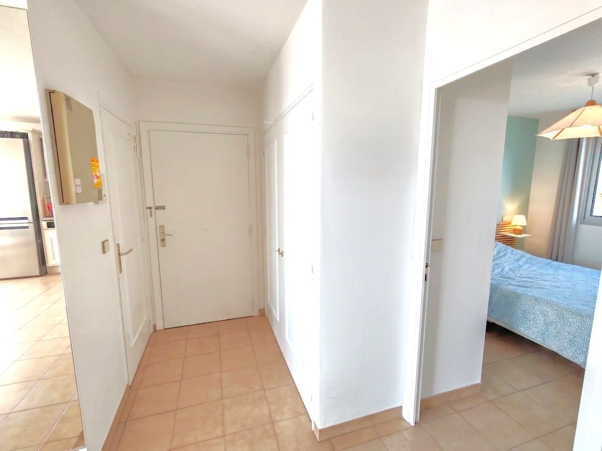A VENDRE – APPARTEMENT DANS RESIDENCE SECURISEE AVEC PISCINE – 3 PIECES 2 CHAMBRES – TERRASSE SUR LE TOIT ET VERANDA  – CAVE PARKING ET POSSIBILITE GARAGE – 600M DU CENTRE VILLE DE SAINT AYGULF Image 7