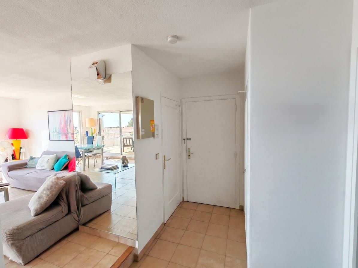 A VENDRE – APPARTEMENT DANS RESIDENCE SECURISEE AVEC PISCINE – 3 PIECES 2 CHAMBRES – TERRASSE SUR LE TOIT ET VERANDA  – CAVE PARKING ET POSSIBILITE GARAGE – 600M DU CENTRE VILLE DE SAINT AYGULF Image 8