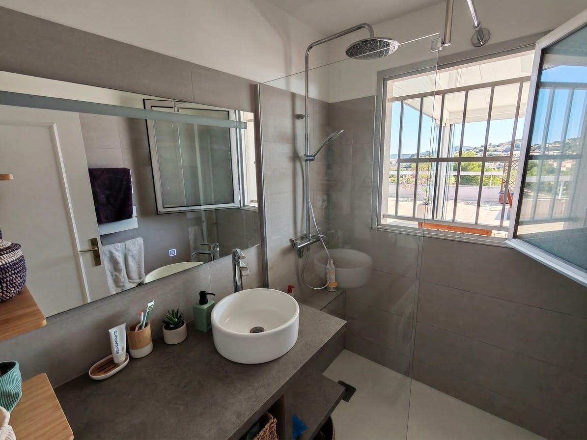 A VENDRE – APPARTEMENT DANS RESIDENCE SECURISEE AVEC PISCINE – 3 PIECES 2 CHAMBRES – TERRASSE SUR LE TOIT ET VERANDA  – CAVE PARKING ET POSSIBILITE GARAGE – 600M DU CENTRE VILLE DE SAINT AYGULF Image 9