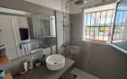 A VENDRE – APPARTEMENT DANS RESIDENCE SECURISEE AVEC PISCINE – 3 PIECES 2 CHAMBRES – TERRASSE SUR LE TOIT ET VERANDA  – CAVE PARKING ET POSSIBILITE GARAGE – 600M DU CENTRE VILLE DE SAINT AYGULF Min 9