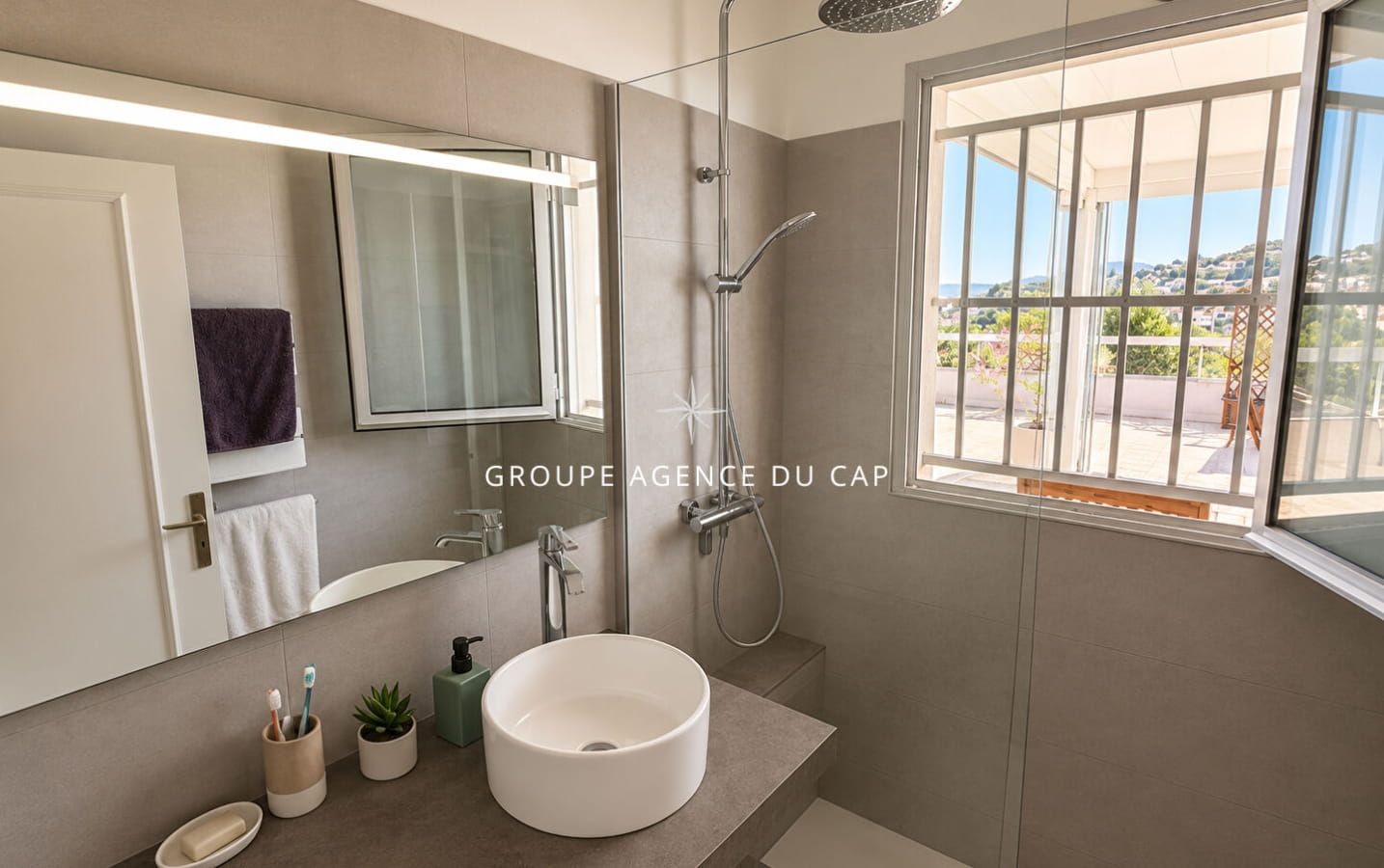 FOR SALE: APARTMENT IN A SECURE RESIDENCE WITH POOL – 3 ROOMS, 2 BEDROOMS – ROOFTOP TERRACE AND VERANDA – CELLAR, PARKING, AND GARAGE AVAILABLE – 600M FROM THE TOWN CENTRE OF SAINT AYGULF Image 9
