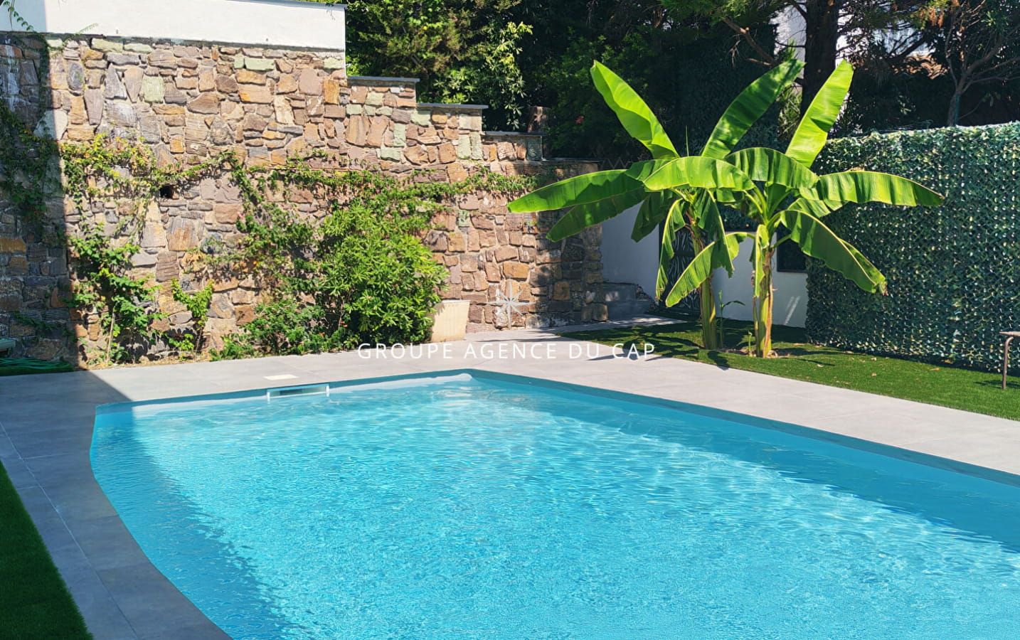 A VENDRE VILLA VUE MER ENVIRON 200 M2 ENTIEREMENT RENOVEE OFFRANT 5 CHAMBRES DONT 4 EN SUITE PISCINE GARAGE A SAINT AYGULF Image 1