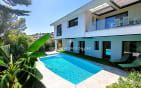 A VENDRE VILLA VUE MER ENVIRON 200 M2 ENTIEREMENT RENOVEE OFFRANT 5 CHAMBRES DONT 4 EN SUITE PISCINE GARAGE A SAINT AYGULF Min 0