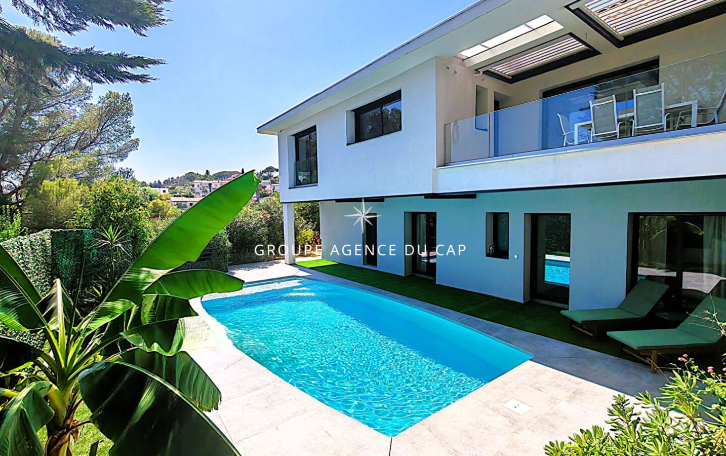 A VENDRE VILLA VUE MER ENVIRON 200 M2 ENTIEREMENT RENOVEE OFFRANT 5 CHAMBRES DONT 4 EN SUITE PISCINE GARAGE A SAINT AYGULF Image 0
