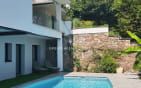 A VENDRE VILLA VUE MER ENVIRON 200 M2 ENTIEREMENT RENOVEE OFFRANT 5 CHAMBRES DONT 4 EN SUITE PISCINE GARAGE A SAINT AYGULF Min 16