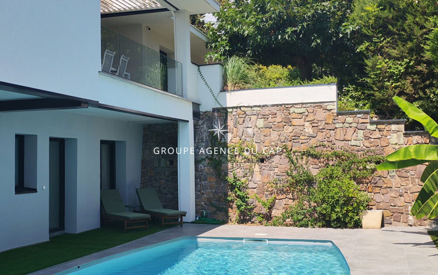 A VENDRE VILLA VUE MER ENVIRON 200 M2 ENTIEREMENT RENOVEE OFFRANT 5 CHAMBRES DONT 4 EN SUITE PISCINE GARAGE A SAINT AYGULF Image 16