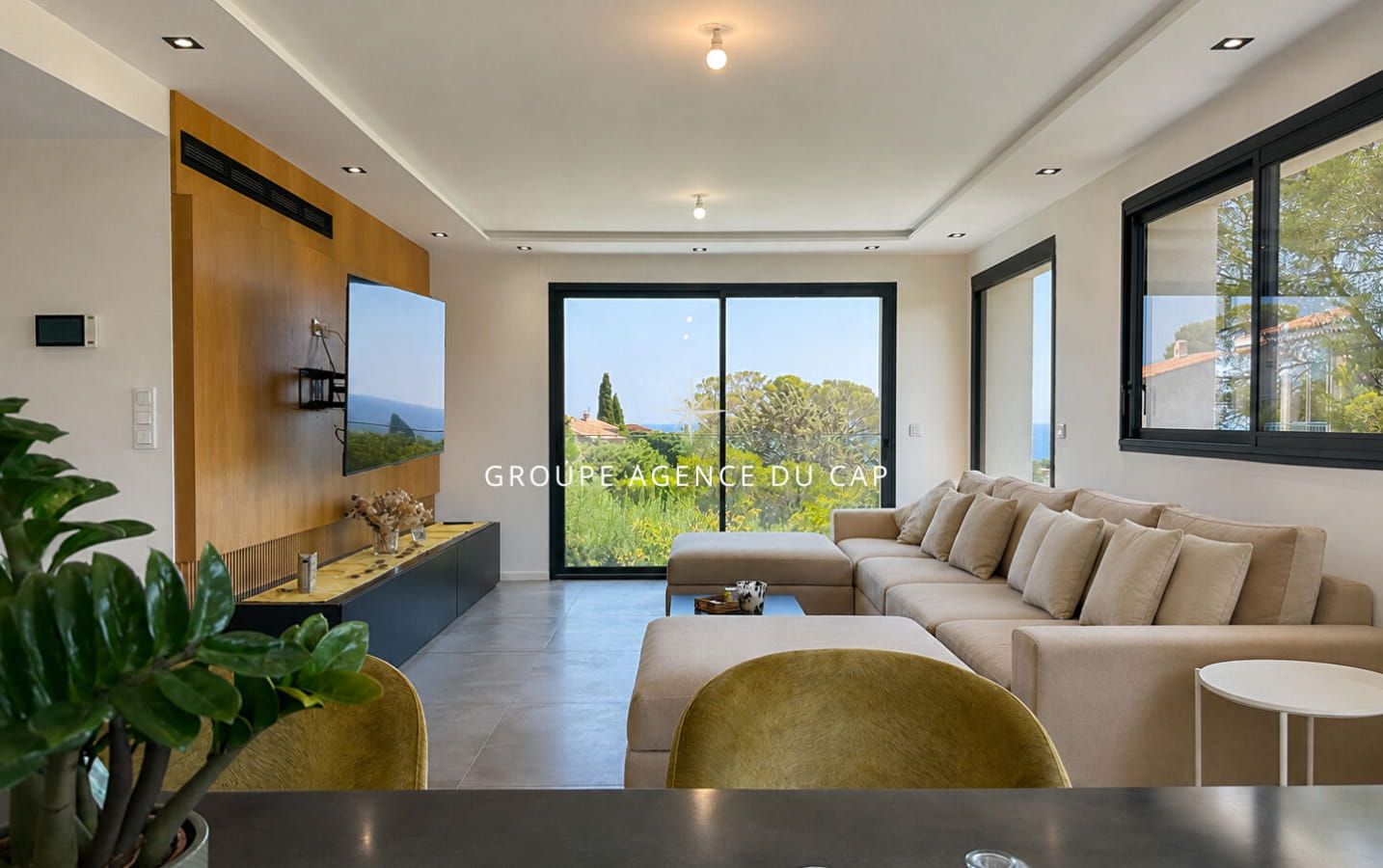 A VENDRE VILLA VUE MER ENVIRON 200 M2 ENTIEREMENT RENOVEE OFFRANT 5 CHAMBRES DONT 4 EN SUITE PISCINE GARAGE A SAINT AYGULF Image 2