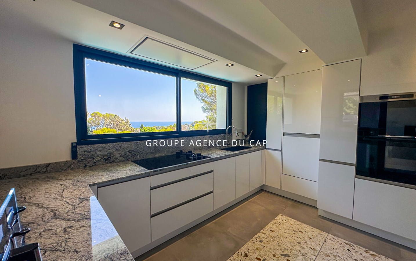A VENDRE VILLA VUE MER ENVIRON 200 M2 ENTIEREMENT RENOVEE OFFRANT 5 CHAMBRES DONT 4 EN SUITE PISCINE GARAGE A SAINT AYGULF Image 4