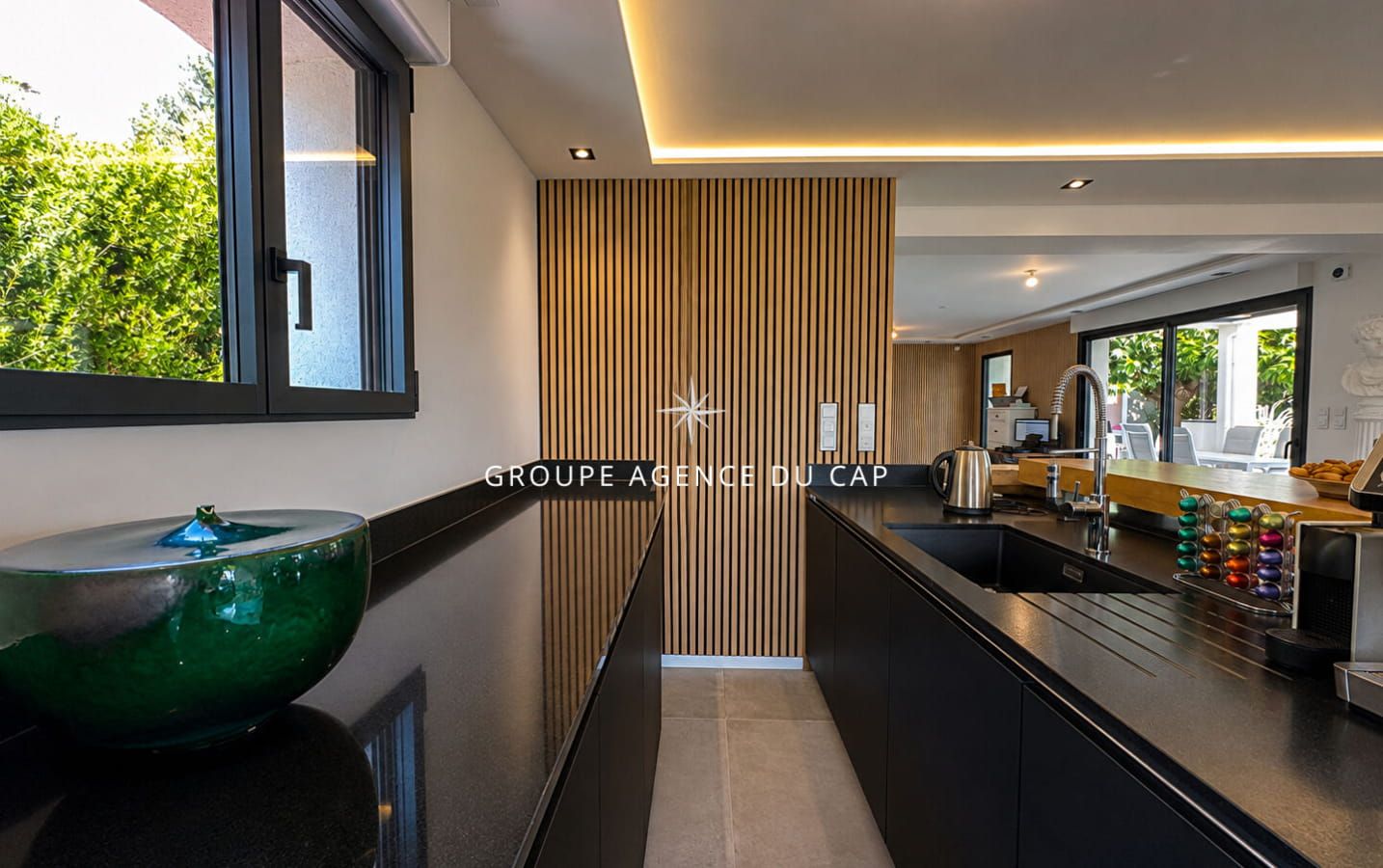 A VENDRE VILLA VUE MER ENVIRON 200 M2 ENTIEREMENT RENOVEE OFFRANT 5 CHAMBRES DONT 4 EN SUITE PISCINE GARAGE A SAINT AYGULF Image 5