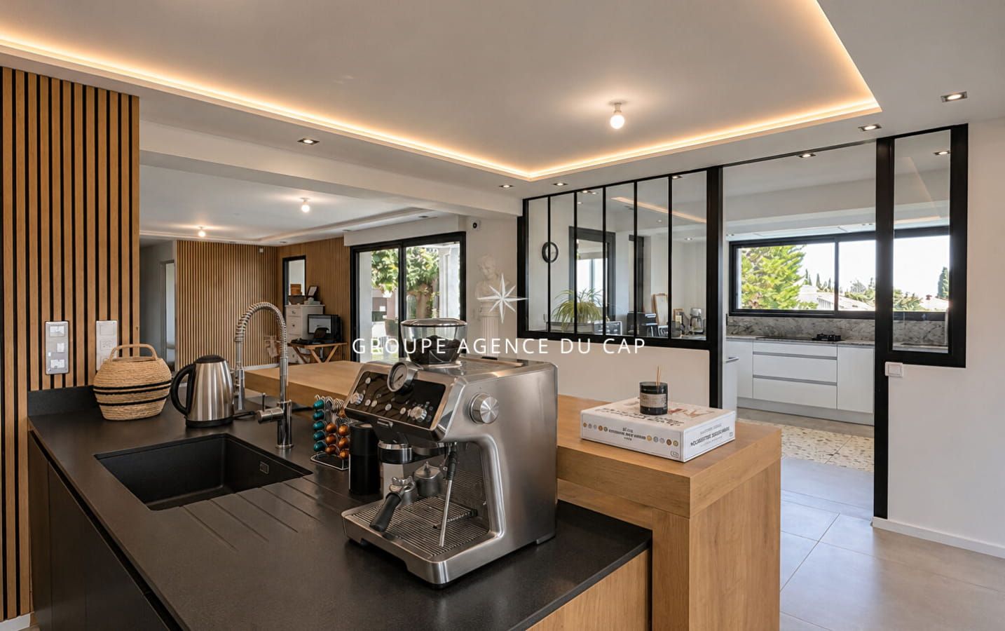 A VENDRE VILLA VUE MER ENVIRON 200 M2 ENTIEREMENT RENOVEE OFFRANT 5 CHAMBRES DONT 4 EN SUITE PISCINE GARAGE A SAINT AYGULF Image 7