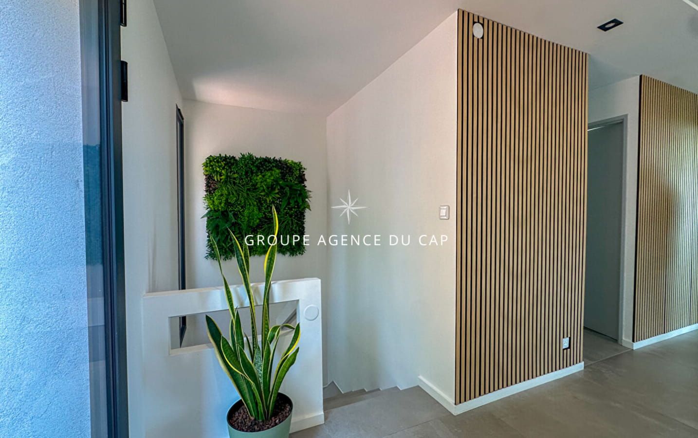 A VENDRE VILLA VUE MER ENVIRON 200 M2 ENTIEREMENT RENOVEE OFFRANT 5 CHAMBRES DONT 4 EN SUITE PISCINE GARAGE A SAINT AYGULF Image 9
