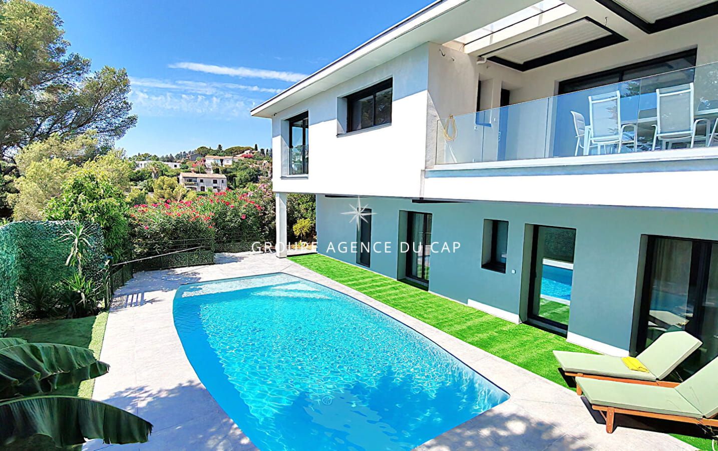 A VENDRE VILLA VUE MER ENVIRON 211 M2 ENTIEREMENT RENOVEE OFFRANT 5 CHAMBRES DONT 4 EN SUITE PISCINE GARAGE A SAINT AYGULF Image 0