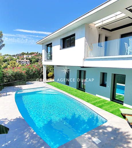 A VENDRE – VILLA VUE MER ENVIRON 211 m2 ENTIEREMENT RENOVEE OFFRANT 5 CHAMBRES DONT 4 EN SUITE – PISCINE GARAGE A SAINT AYGULF