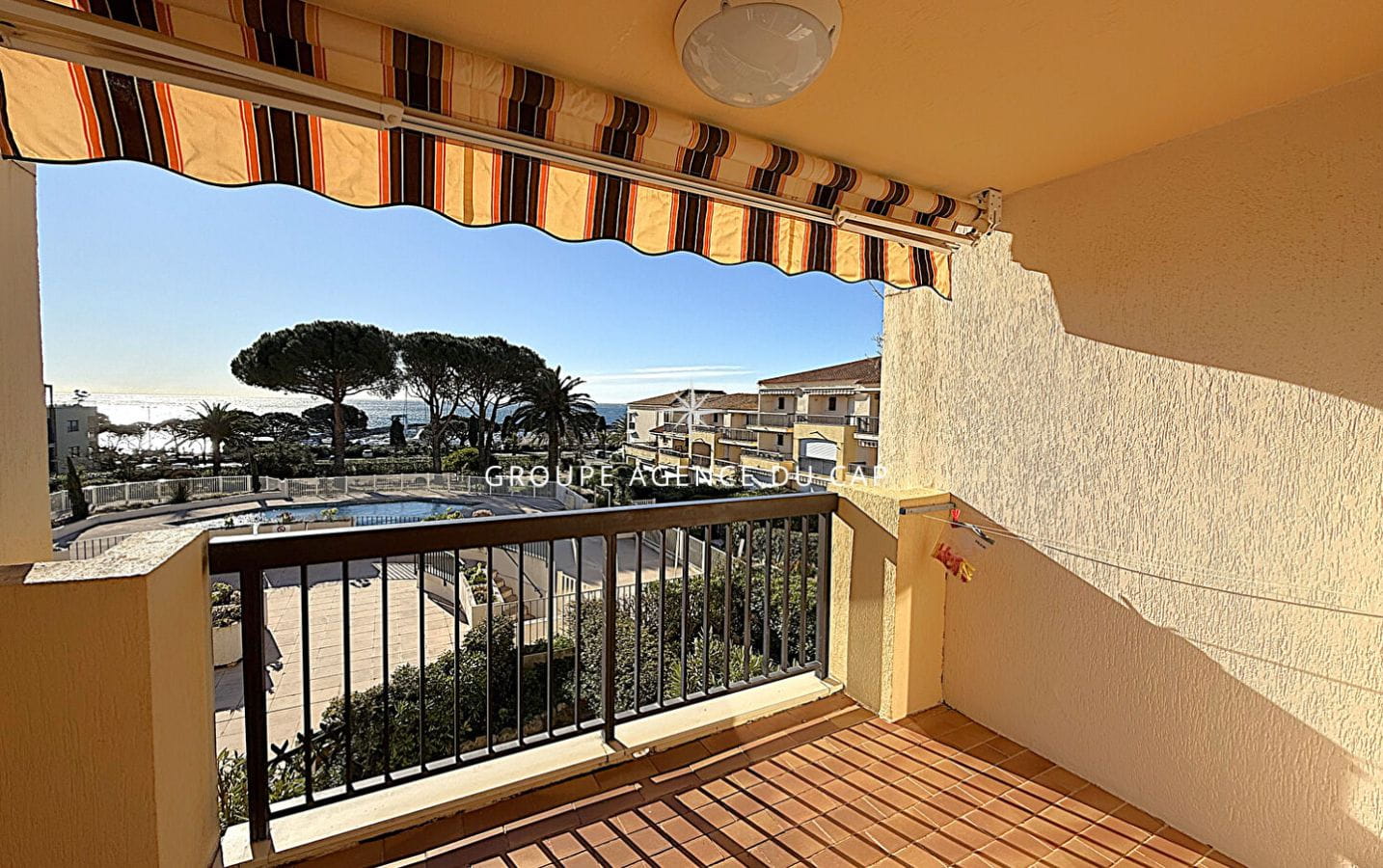 A VENDRE APPARTEMENT  T1 CABINE VUE MER DANS RESIDENCE SECURISEE AVEC PISCINE ET PARKING PROCHE MER ET CENTRE VILLE DES ISSAMBRES Image 2
