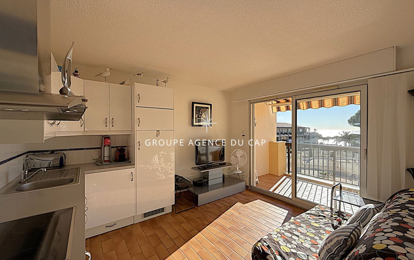 A VENDRE APPARTEMENT  T1 CABINE VUE MER DANS RESIDENCE SECURISEE AVEC PISCINE ET PARKING PROCHE MER ET CENTRE VILLE DES ISSAMBRES Image 3