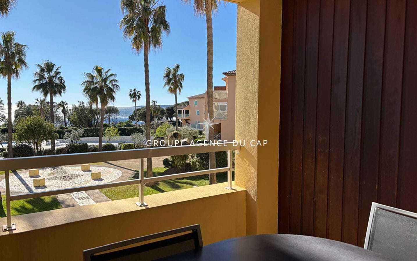 APPARTEMENT 2 PIECES VUE MER RESIDENCE BORD DE MER PARKING PRIVE Image 0