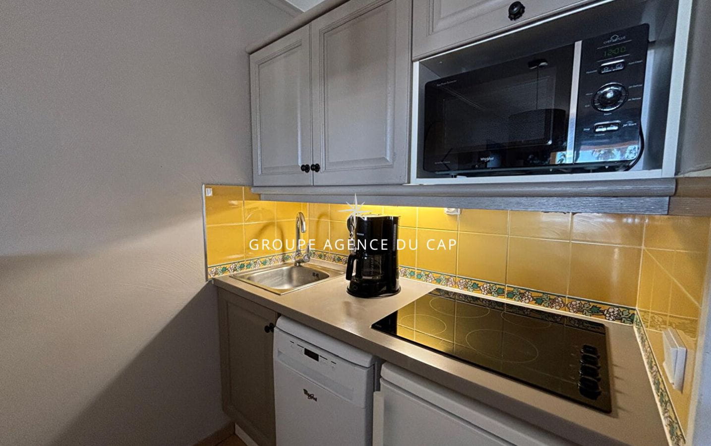 APPARTEMENT 2 PIECES VUE MER RESIDENCE BORD DE MER PARKING PRIVE Image 3