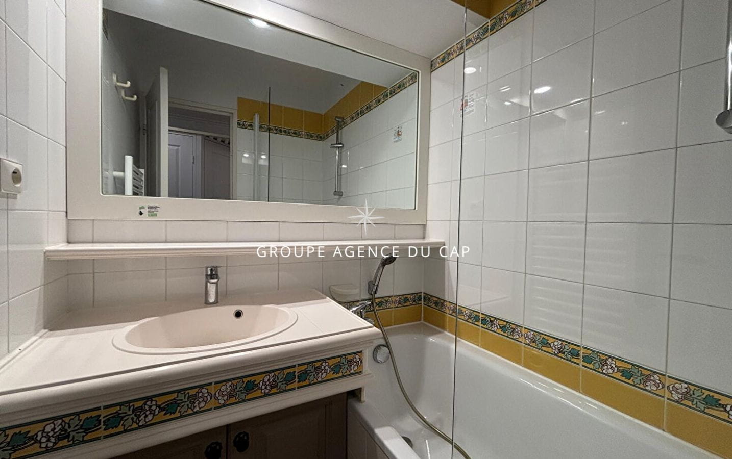 APPARTEMENT 2 PIECES VUE MER RESIDENCE BORD DE MER PARKING PRIVE Image 5