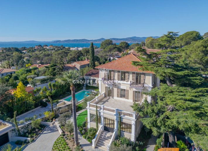 VILLA DE PRESTIGE 400M2 VUE MER ESPACE SPA CAVE A VIN PISCINE GARAGE, A SAINT RAPHAEL