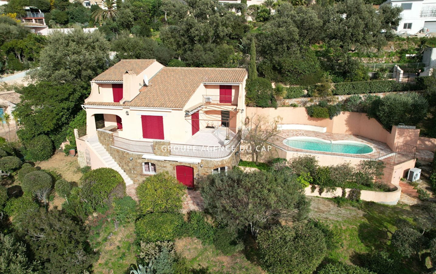 A VENDRE VILLA VUE MER GOLFE DE ST-TROPEZ 5 CHAMBRES ANNEXE PISCINE PARKINGS  AUX ISSAMBRES Image 0