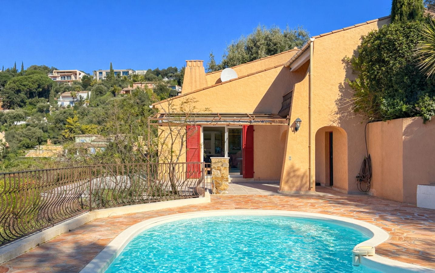 A VENDRE VILLA VUE MER GOLFE DE ST-TROPEZ 5 CHAMBRES ANNEXE PISCINE PARKINGS  AUX ISSAMBRES Image 3