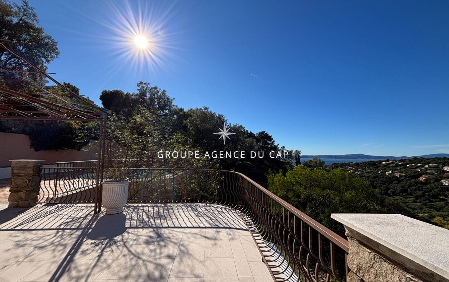 A VENDRE VILLA VUE MER GOLFE DE ST-TROPEZ 5 CHAMBRES ANNEXE PISCINE PARKINGS  AUX ISSAMBRES Image 5