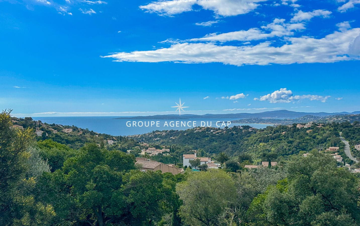 A VENDRE  EXCLUSIVITE VILLA PROVENCALE VUE MER  2 DEPENDANCES PISCINE GARAGE LES ISSAMBRES Image 1