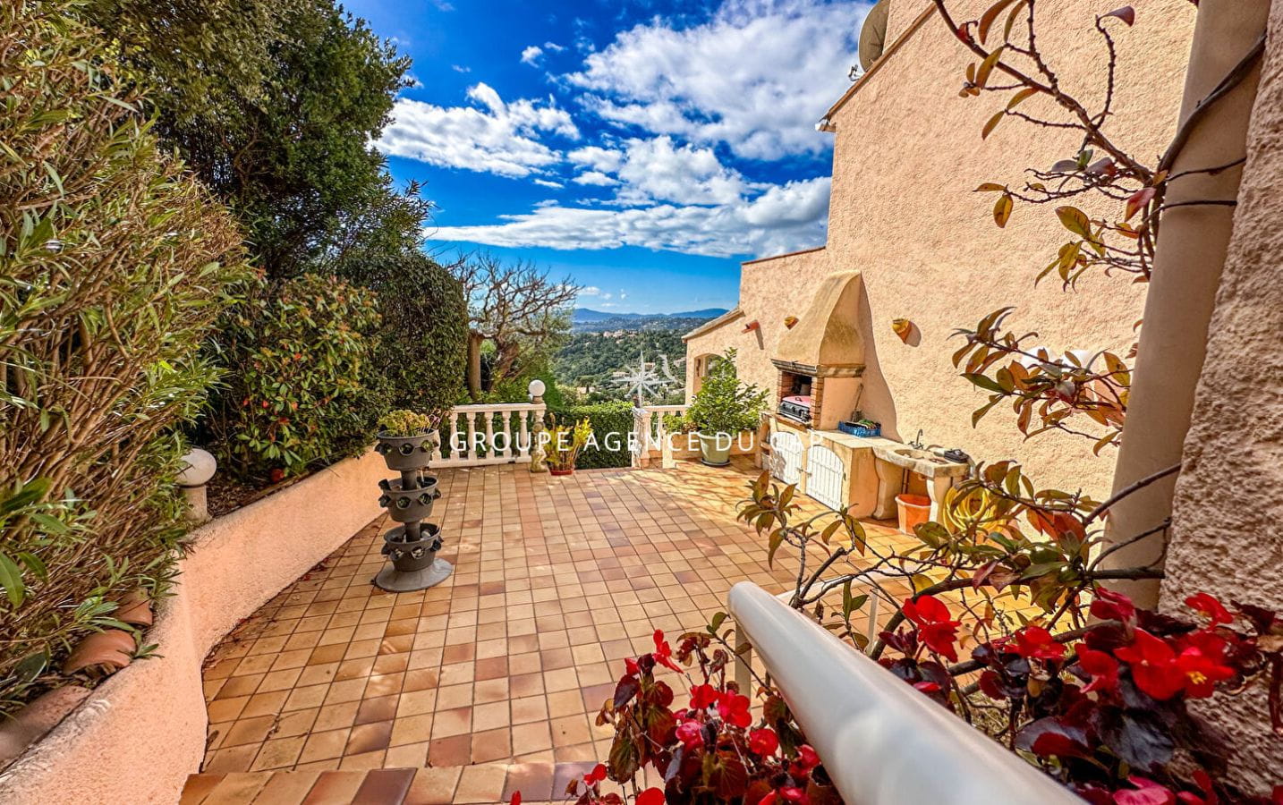 A VENDRE  EXCLUSIVITE VILLA PROVENCALE VUE MER  2 DEPENDANCES PISCINE GARAGE LES ISSAMBRES Image 12